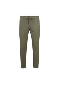 Pantalones de algodón verde oliva con corte slim, que cuentan con cremallera, bolsillos frontales y un bolsillo trasero. Textura suave, con acentos de hardware mínimos.