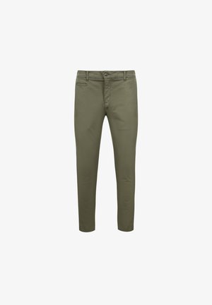 Pantaloni in cotone verde oliva con vestibilità slim, dotati di zip frontale, tasche anteriori e una tasca posteriore. Texture liscia, minimi dettagli hardware.