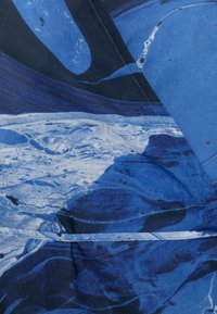 Tessuto astratto blu con motivi a vortice in varie sfumature di blu e nero, caratterizzato da una texture liscia e dettagli cuciti.