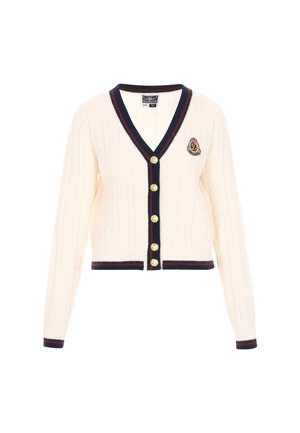 Cardigan in maglia a treccia crema con scollo a V, bordo a coste blu navy, bottoni dorati e un emblema sul lato sinistro del petto. Design corto.