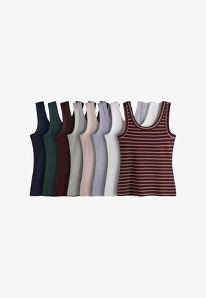 Acht ärmellose Tanktops in einfarbigen Farben und ein gestreiftes Top, nebeneinander auf weißem Hintergrund angeordnet.