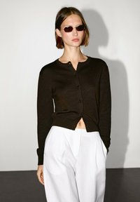 Massimo Dutti - WITH RHINESTONE DETAIL  - Strickjacke - dark brown Thumbnail-Bild 1