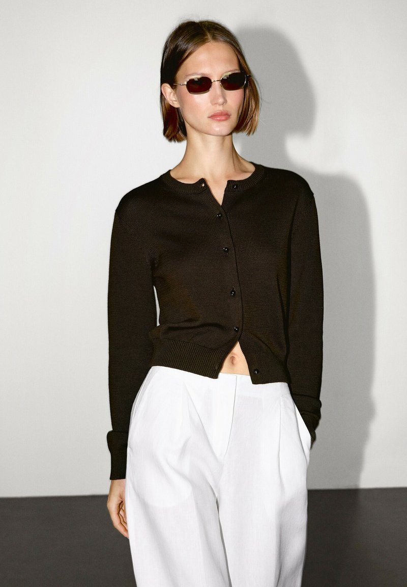 Massimo Dutti - WITH RHINESTONE DETAIL  - Strickjacke - dark brown, Vergrößern