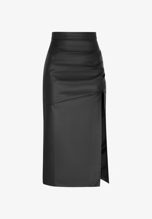Schwarzer Leder-Bleistiftrock mit hoher Taille, Rüschen-Details und einem seitlichen Schlitz, der eine glatte Textur und eine elegante Silhouette aufweist.