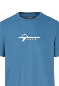 T-shirt bleu texturé à manches courtes avec le logo blanc "Protest" et un motif abstrait de vague centré sur la poitrine.