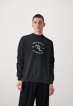 Sweat-shirt noir à col rond et manches longues, avec un imprimé graphique blanc comprenant du texte et un logo au centre.