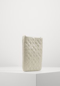 Borsa in finta pelle color crema trapuntata con forma rettangolare, caratterizzata da motivi a cucitura diagonale e una superficie liscia e lucida.