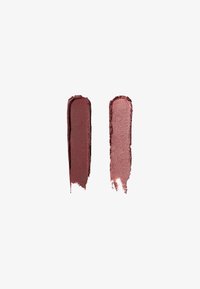 Zwei Lippenstiftproben: Links ein tiefes mattes Burgunderrot, rechts ein schimmerndes zartes Pink. Beide haben eine glatte, cremige Textur.