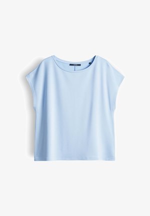 Lichtblauw, relaxte pasvorm, kortermig shirt met ronde hals, plat neergelegd op een witte achtergrond.