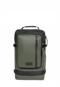 Mochila verde con acentos negros, que cuenta con un bolsillo con cremallera, un asa superior, correas ajustables y un material resistente y texturizado.