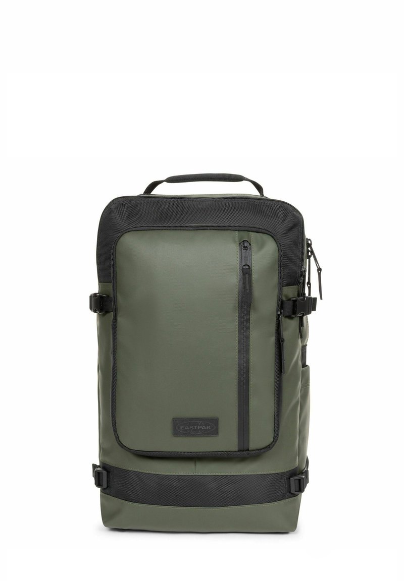 Mochila verde con acentos negros, que cuenta con un bolsillo con cremallera, un asa superior, correas ajustables y un material resistente y texturizado.