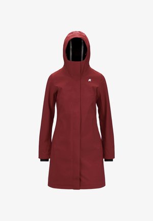 Czerwona wodoodporna kurtka przeciwdeszczowa z wysokim kołnierzem i kapturem. Charakteryzuje się minimalistycznym designem i małym logo na piersi. Gładka tekstura.