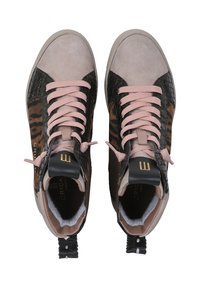 Trampki typu high-top z połączeniem zamszu i skóry teksturowanej w kolorze czarnym i brązowym. Różowe sznurówki i czarny akcent na pięcie z złotym napisem.