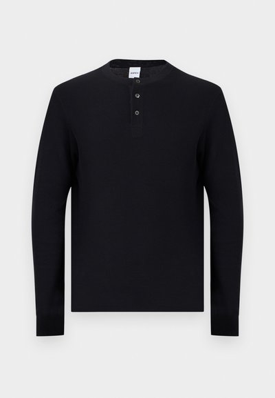 Μαύρο μακρυμάνικο πουλόβερ henley με τρία κουμπιά και στρογγυλή λαιμόκοψη, παρουσιάζεται επίπεδο σε λευκό φόντο.