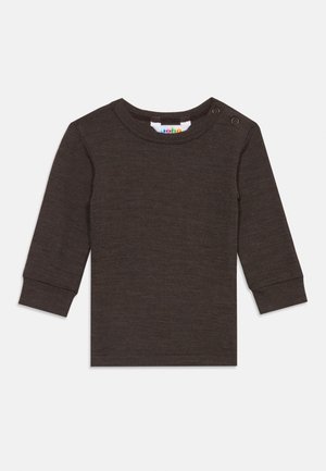 Mørkebrun babybluse med lange ærmer, to trykknapper på skulderen og ribmanchetter på en ensartet lys baggrund.