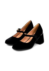 Zapatos de vestir de terciopelo negro con punta cuadrada, tacón grueso y una correa decorativa en el arco. Textura suave con acentos de hardware mínimos.