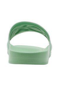 Groene slip-on sandaal met een gestructureerde afwerking, een gladde zool en een brede band voor ondersteuning. Geen zichtbare logo's of versieringen.