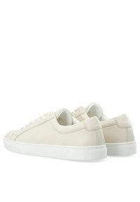 Białe skórzane sneakersy z gładką teksturą, okrągłym noskiem, wyściełanym kołnierzem i białą gumową podeszwą. Zawierają sznurówki oraz minimalistyczne elementy wzornictwa.