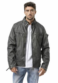 Schwarze Jacke aus Kunstleder mit Reißverschlusstaschen, hohem Kragen und dezenten Nahtdetails. Mit einem schlanken, modernen Design versehen.