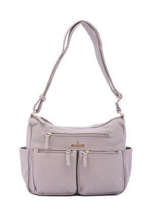 Graue Leder-Schultertasche mit strukturierter Oberfläche, ausgestattet mit zwei vorderen Reißverschlusstaschen, einer Seitentasche und goldfarbenen Metallakzenten.