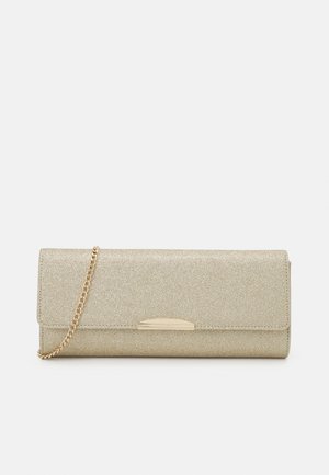 Goldglitzer-Clutch mit glatter Textur, ausgestattet mit einem goldenen Kettenriemen und einem dekorativen goldenen Hardware-Element. Rechteckige Form.