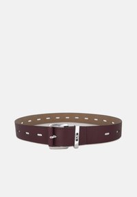 Ceinture en cuir bourgogne avec une boucle rectangulaire en argent, comportant plusieurs trous sur toute sa longueur et une texture lisse.