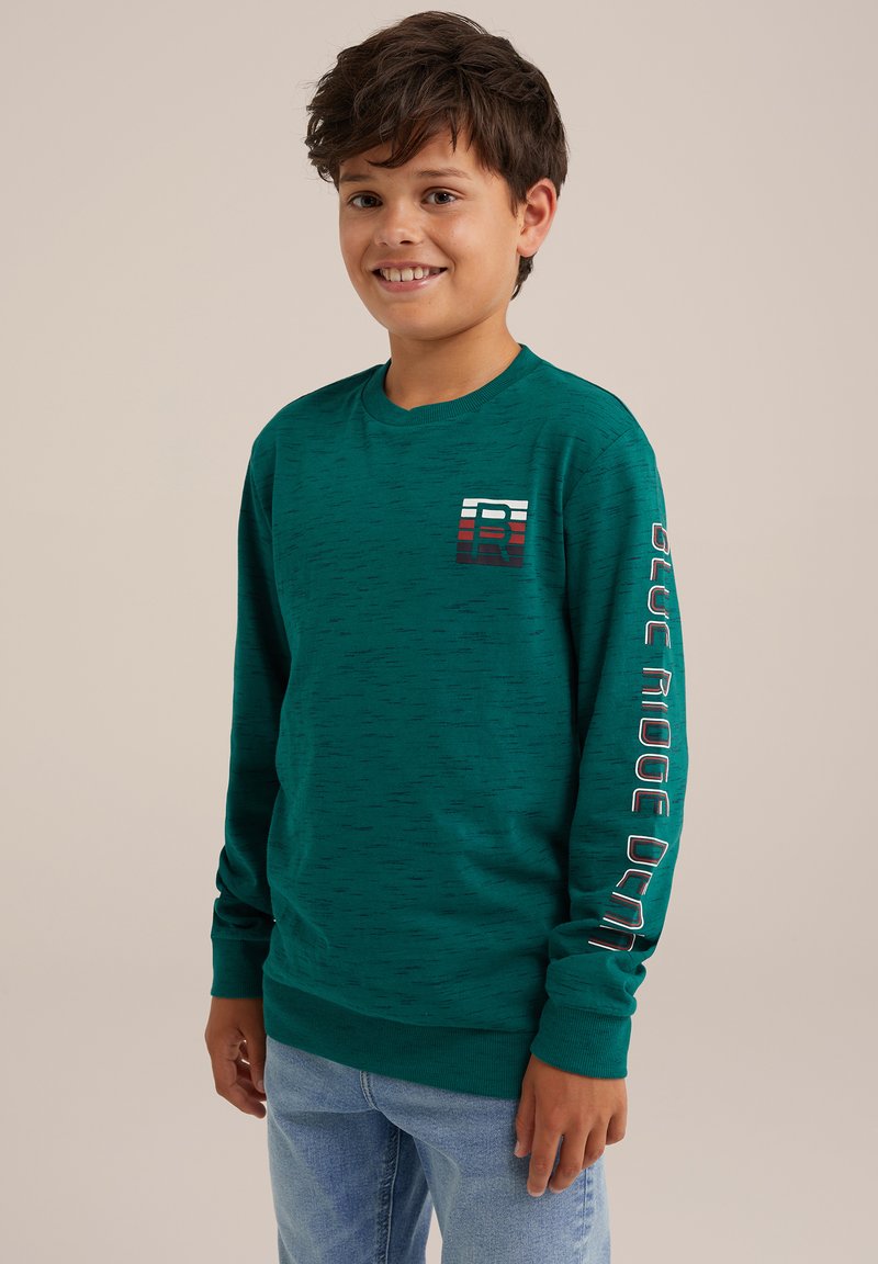 Teal pullover sweatshirt med en texturerad yta, med en loggopatch på bröstet och text längs ärmen. Ribbad mudd och nederkant.