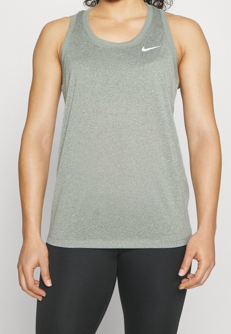 Canottiera atletica verde chiaro realizzata in materiale testurizzato e traspirante; presenta un collo arrotondato e un piccolo logo Nike bianco.