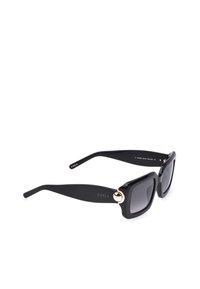 Lunettes de soleil rectangulaires noires avec une monture et des branches épaisses, des accents circulaires dorés près des charnières, et un logo "Furla" sur le côté.