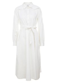 Abito camicia in cotone bianco con maniche lunghe, frontale con bottoni, colletto a punta e vita legata. Presenta un design rilassato e fluido, con una texture liscia.