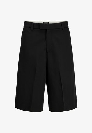 Shorts noirs coupés au genou avec passants de ceinture et pli avant, étiquette à la taille indiquant "JACK & JONES Pants Studio".