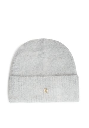 Lysegrå strikket hue med opbukket kant og lille gyldent Tommy Hilfiger-logo foran i midten.