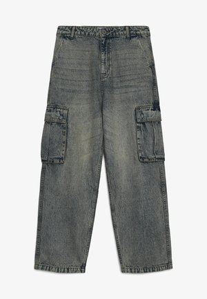 Pantaloni cargo in denim con finitura sbiadita blu-grigio. Presentano due tasche laterali, chiusura con bottoni e un design ampio e rilassato a gamba larga.