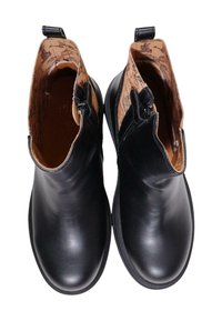 Botas de cuero negras hasta el tobillo con un acabado liso, que presentan un interior con un diseño único y cremalleras laterales para facilitar su uso.