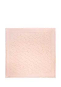 Softer pinkt tørklæde med et subtilt mønster af gentaget tekst hele vejen igennem, indrammet af en solid kant. Fremstillet af let materiale.