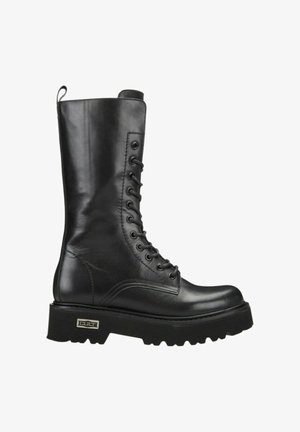 Stivali in pelle nera al ginocchio con lacci frontali, suola in gomma spessa e un cappio a strappo sulla parte superiore. Caratterizzati da accenti metallici con marchio.