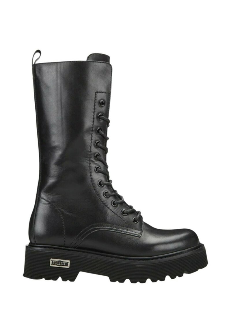 Stivali in pelle nera al ginocchio con lacci frontali, suola in gomma spessa e un cappio a strappo sulla parte superiore. Caratterizzati da accenti metallici con marchio.