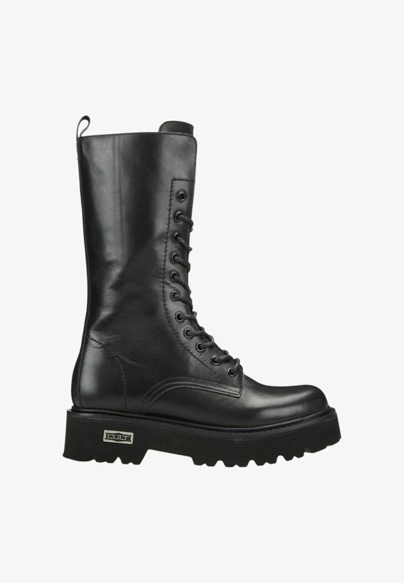 Stivali in pelle nera al ginocchio con lacci frontali, suola in gomma spessa e un cappio a strappo sulla parte superiore. Caratterizzati da accenti metallici con marchio.