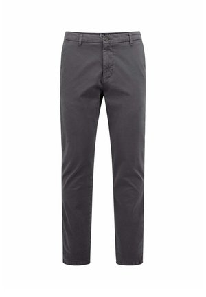Pantalones de hombre de pierna recta de color gris oscuro con trabillas para el cinturón, cierre de botones y bolsillos delanteros sobre fondo blanco.
