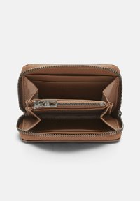 Portafoglio marrone con zip, aperto, che mostra diversi scomparti per carte, un comparto centrale con zip per le monete e due sezioni principali di stoccaggio.