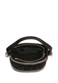 Sac à main noir en cuir et suède, doté d'une poignée supérieure et d'une fermeture éclair dorée, avec un intérieur doux et une base structurée.