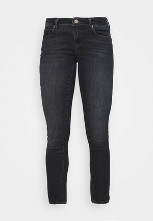 Jean en denim noir avec une coupe slim, design à cinq poches, fermeture à bouton en métal et dégradé subtil sur l'ensemble du tissu.