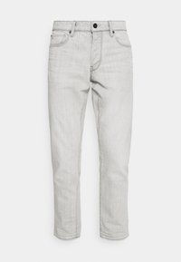 Jeans de mezclilla gris claro con cinco bolsillos y cierre de botón, mostrados sobre un fondo blanco liso.