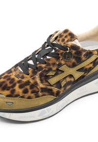 Sneaker im Leopardenmuster mit einem strukturierten Fell-Obermaterial, schwarzen Schnürsenkeln, beigen Akzenten und einer gemusterten Sohle mit Markenlogo.