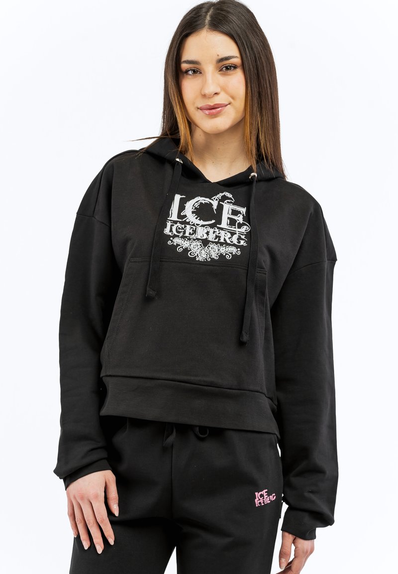 Čierna skrátená mikina s kapucňou a prednou vreckom, s šedým grafickým potlačou "ICE ICEBERG" a šnúrkami na kapucni. Mäkká textúra tkaniny.
