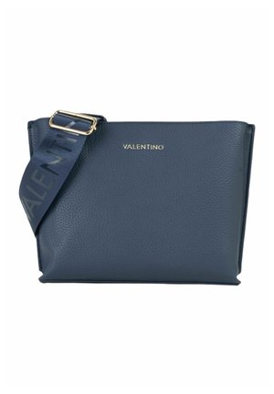 Sac bandoulière en cuir bleu marine Valentino avec bandoulière large en tissu réglable et ferrures dorées, surface texturée et logo Valentino à l'avant.