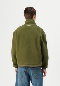 Red Bull Racing x Pepe Jeans EXPLORER  - Flīsa jaka - military green