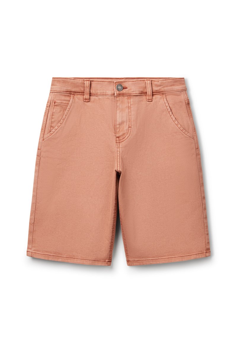 Pantalones cortos de color melocotón con una textura suave, con lazo para cinturón, dos bolsillos frontales y cierre de botón.