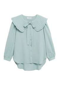 Blusa a maniche lunghe azzurro chiaro con un ampio colletto trapuntato, chiusura con bottoni e dettaglio a fiocco sul collo.