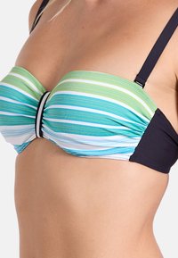Bikini vrhnji del z navpičnimi črtami v zelenih in modrih tonih ter belimi detajli, opora z žičnatimi koši in črnimi nastavljivimi naramnicami.
